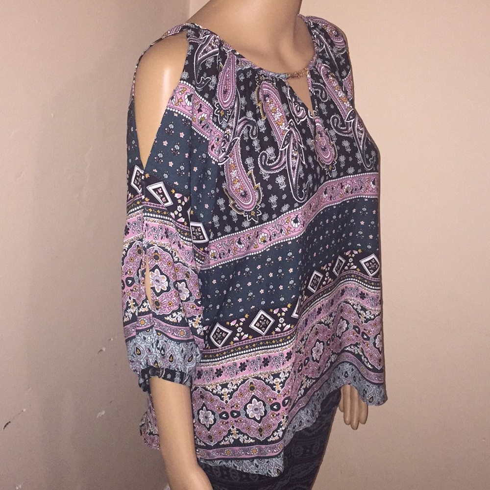 ๐บ๐ธ๐บ๐ธ๐บ๐ธCold Shoulder Top ๐๐ฅ - Picture 2 of 5